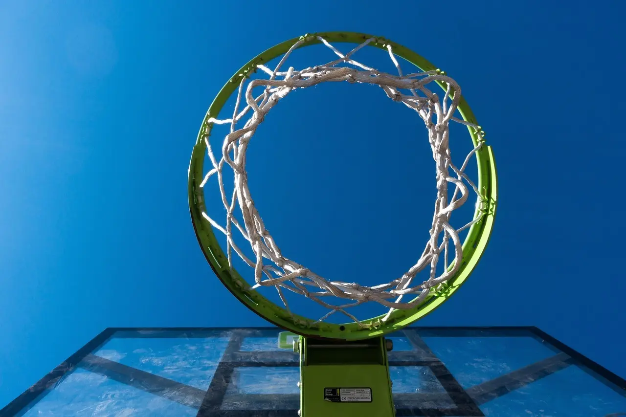 Basketballkurv set nedefra mod blå himmel