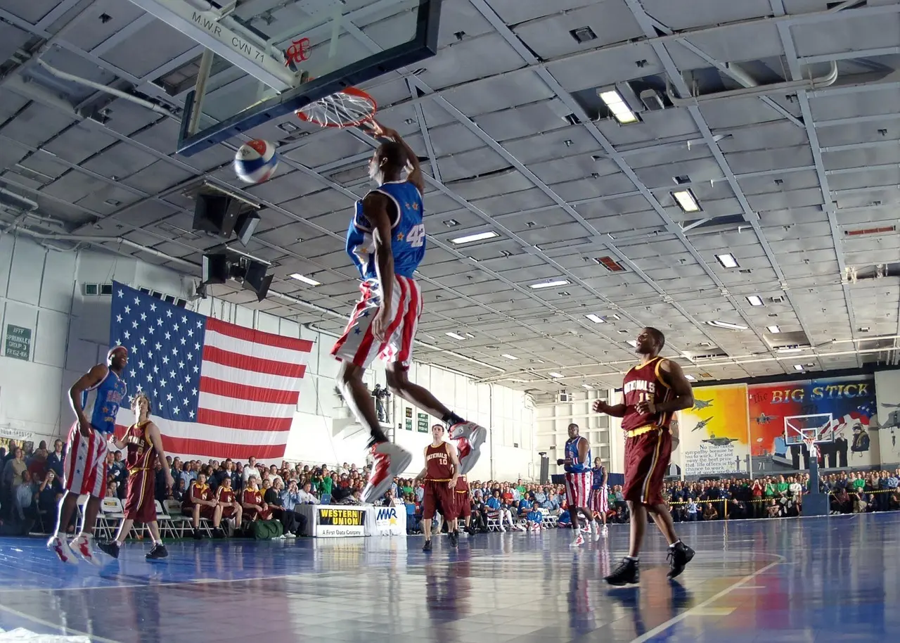 Basketballspiller dunker under kamp