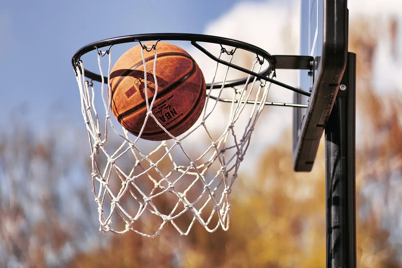 Basketbold i nettet på basketballkurv