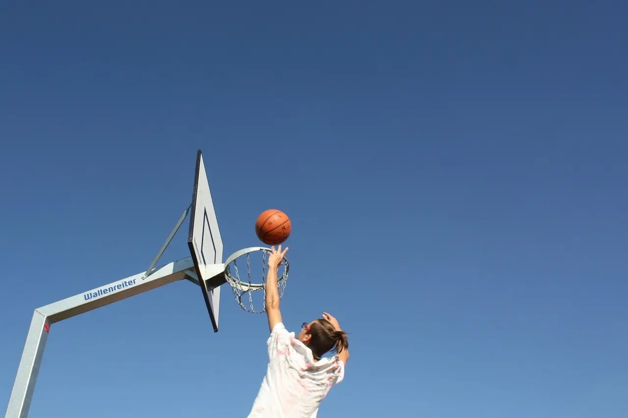 Person skyder basketball mod kurv