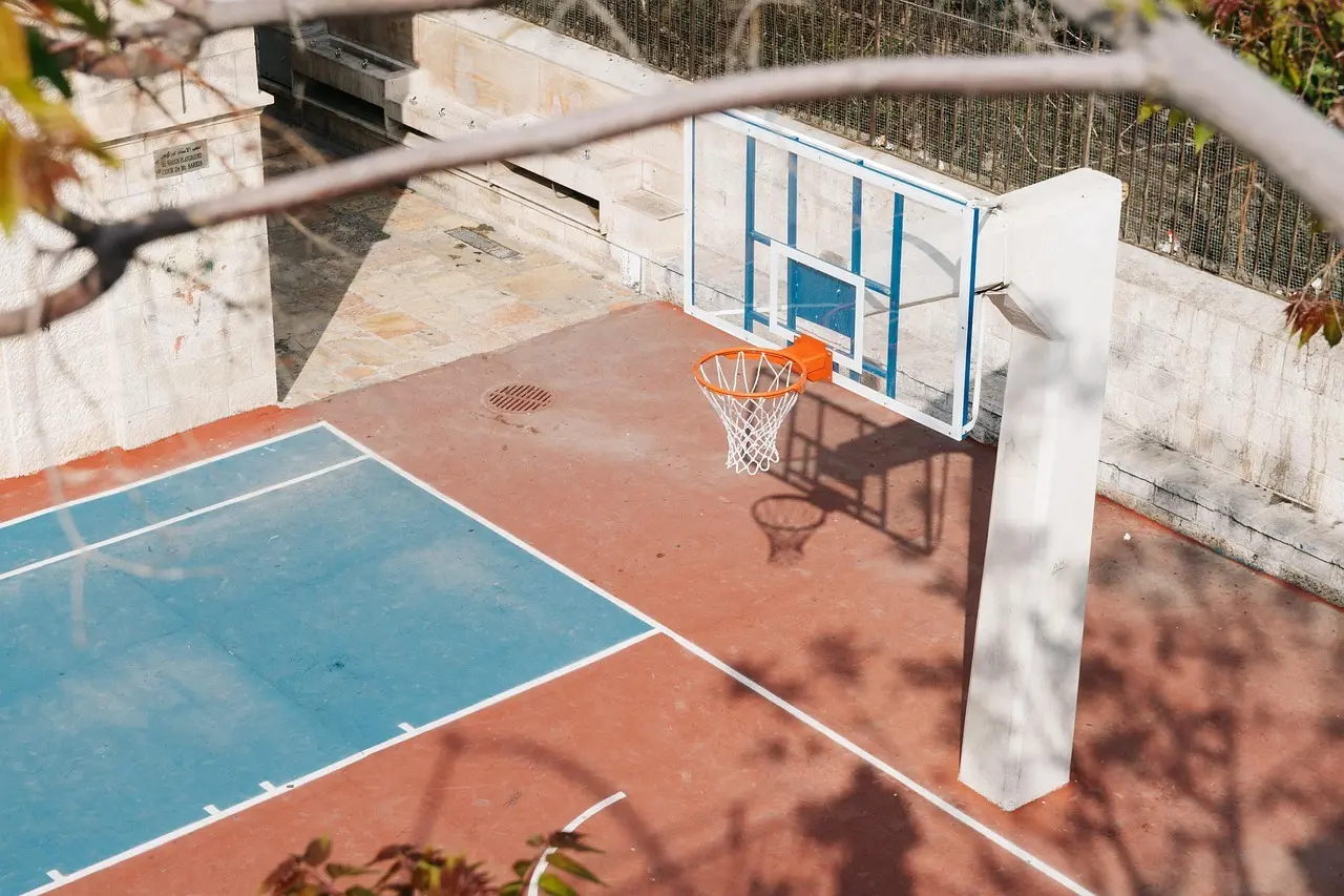 Udendørs basketballbane med kurv og bagglas