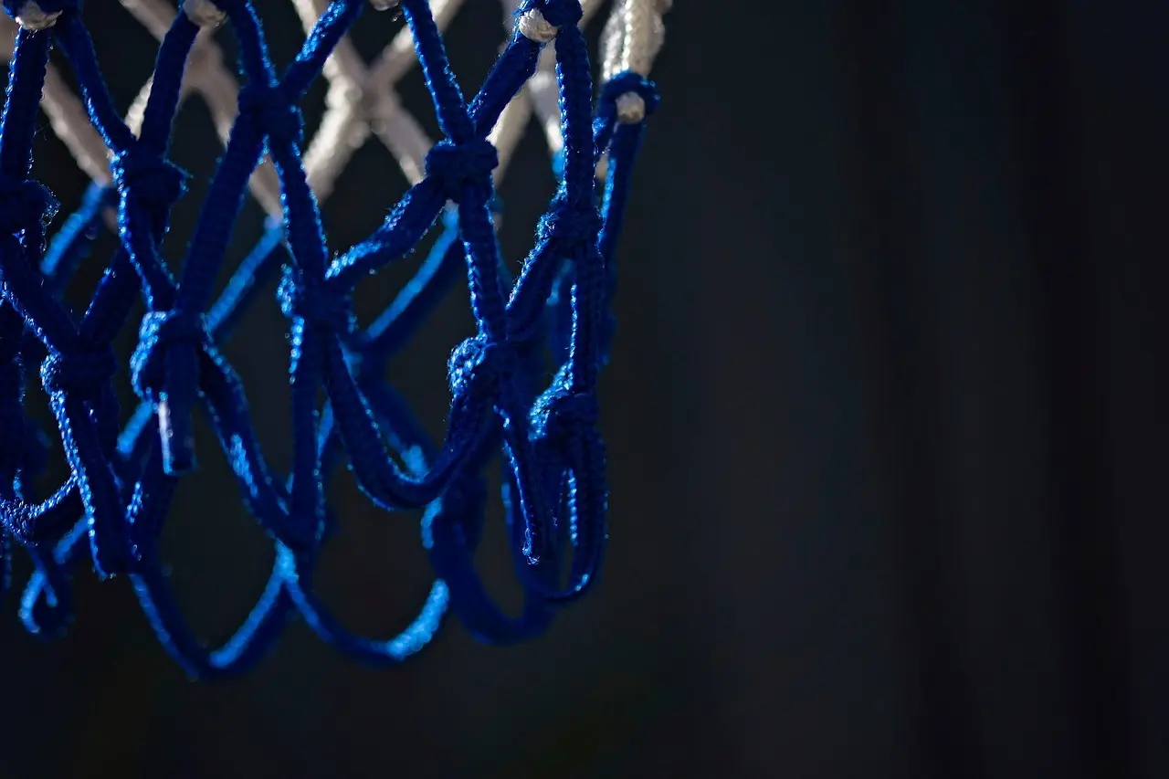 Blå hvidt basketballnet i nærbillede
